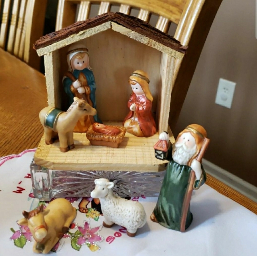 NEW!HOME FOR THE HOLIDAYS Nativity Set (7)